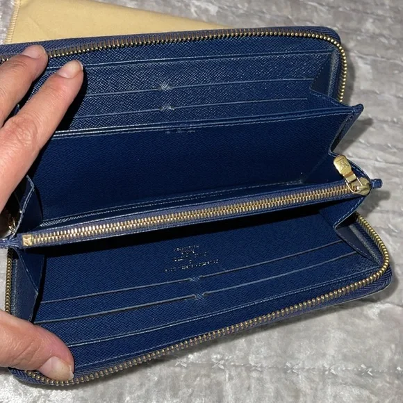 Louis Vuitton Damier Payette wallet excellent condition.. Size 7 1/2 x 4 inches - Picture 4 of 16